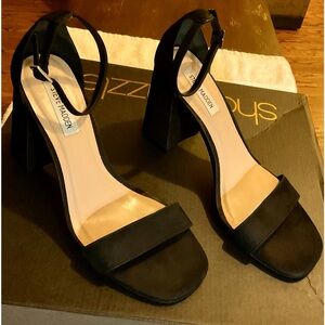 BASICALLY NEW “STEVE MADDEN” Womens Dillion Print Dress Sandals Black 9 Medium!